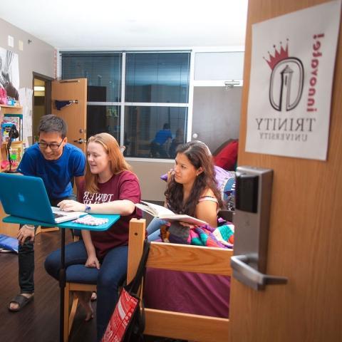 三个学生在一个创业大厅的宿舍里一起学习