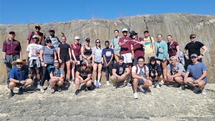 学生们在艾伦·巴内特的GNED 1342在他们的峡谷湖峡谷旅行时摆姿势拍照
