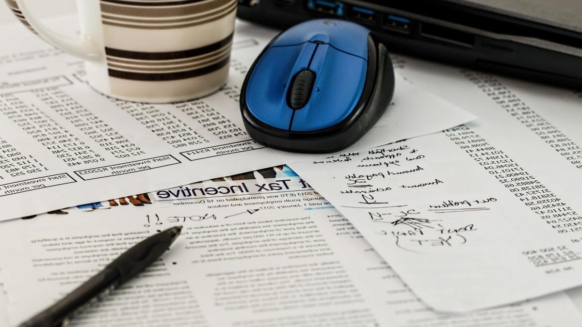 在桌子上用笔和鼠标填写各种财务表格